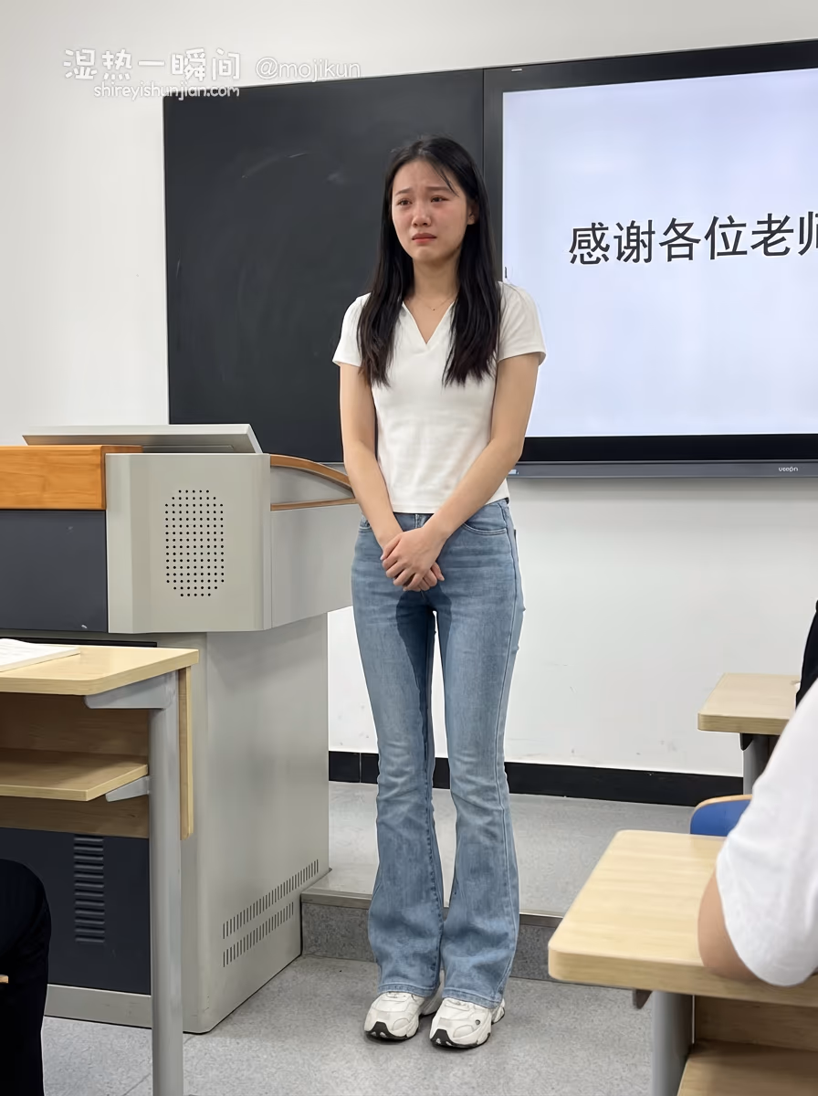 答辩时失禁的大四学姐